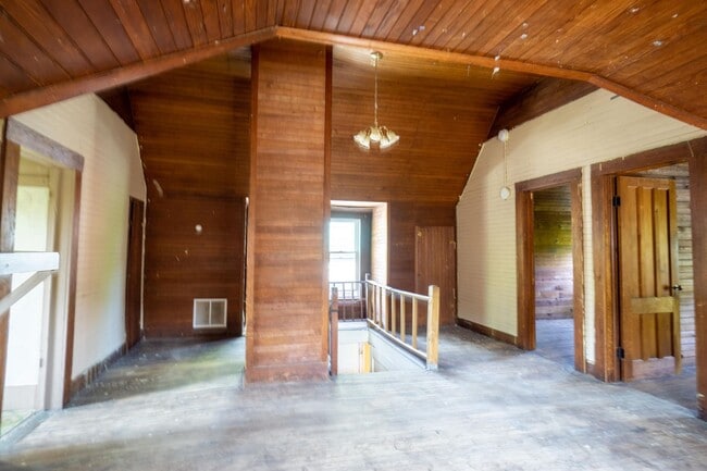 Building Photo - AVAIL 6/1/26 - Charming 5 bedroom Home wit...