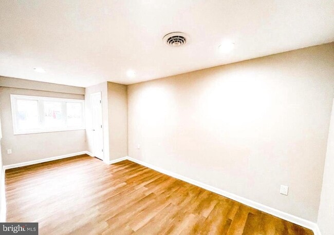 Building Photo - 520 W 38th St