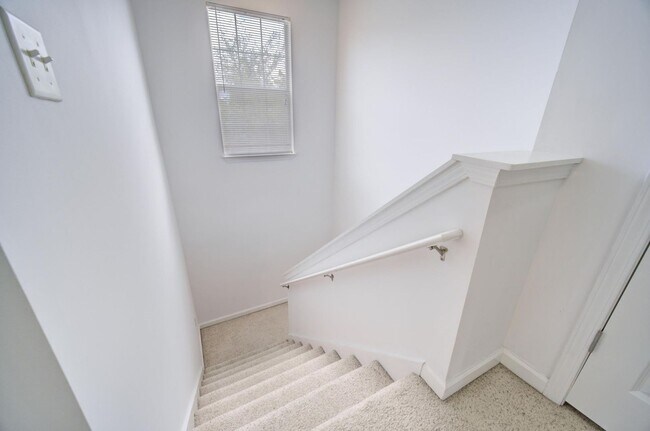 Building Photo - 3 Bedroom with a Fabulous Florida Room in Crestview!