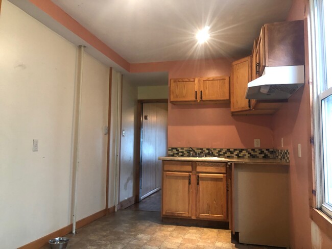 Kitchen - 1221 W Walnut St