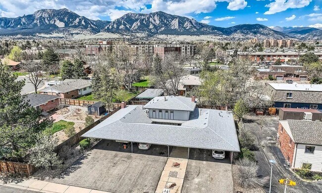 Building Photo - 425 Manhattan Dr