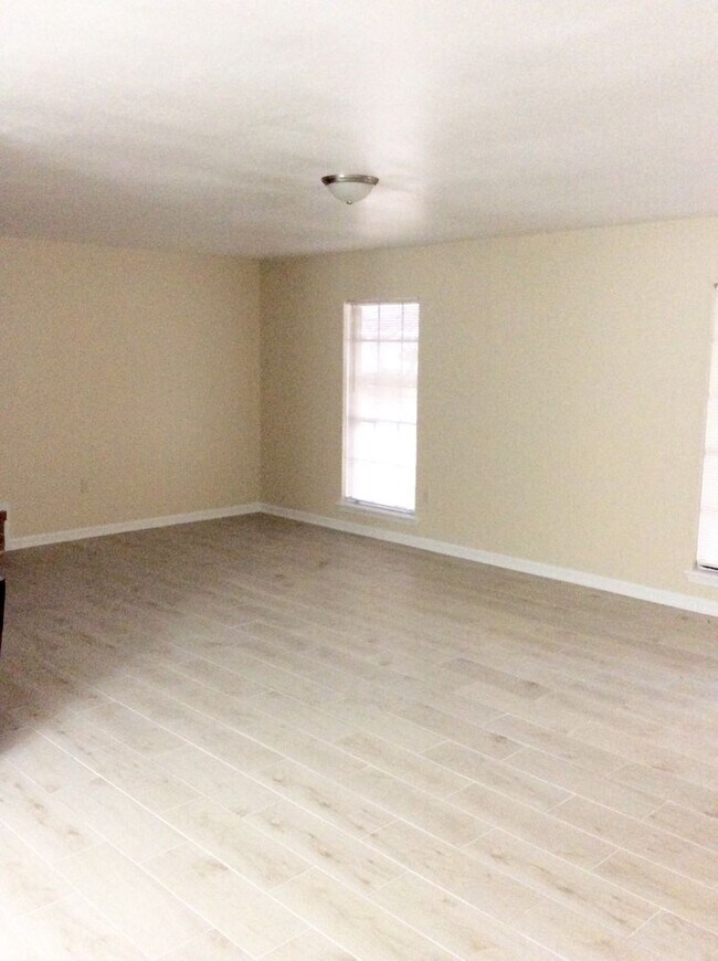 Building Photo - SPACIOUS NEWLY RENOVATED HOUSE