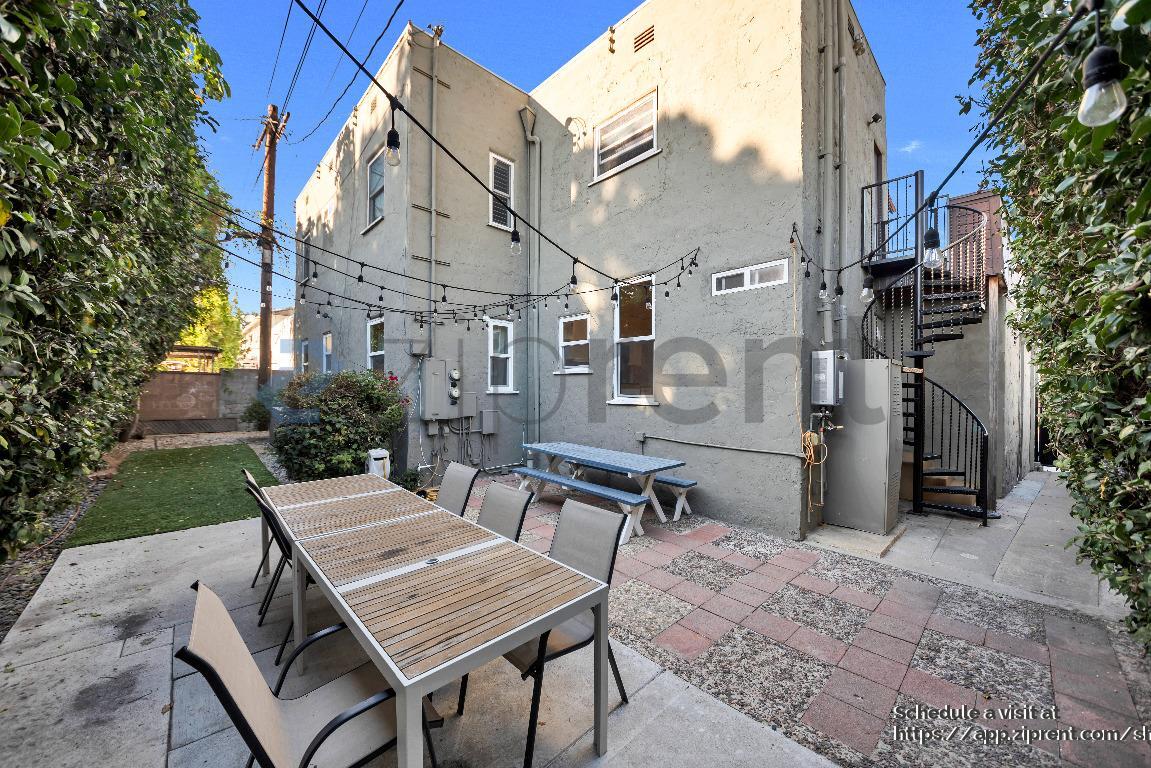 Building Photo - 5160 San Vicente Blvd