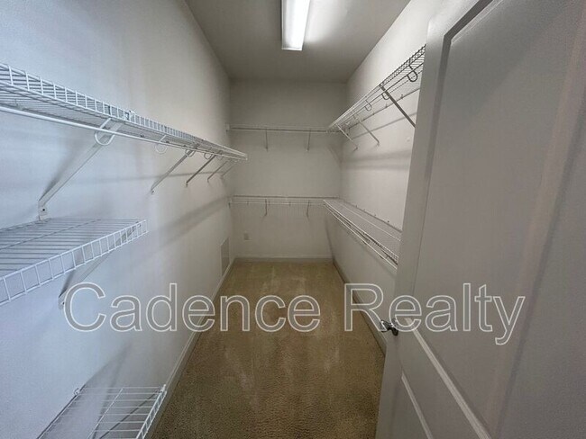 Building Photo - 814 Lambrook Dr