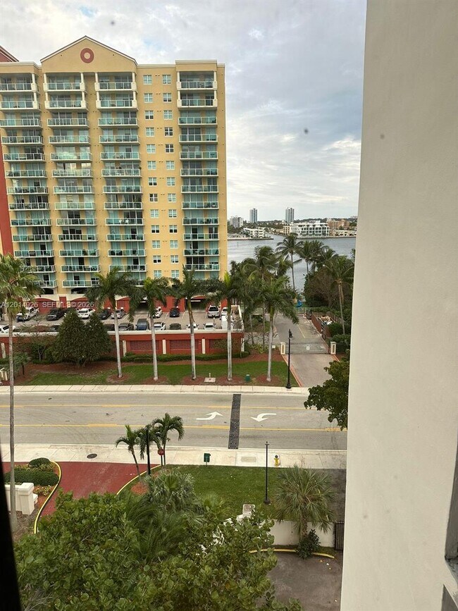 Building Photo - 17021 N Bay Rd