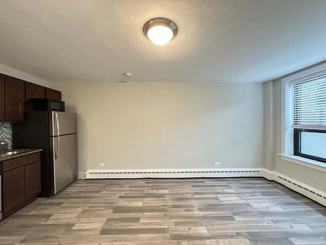 Building Photo - 450 W Wellington Ave