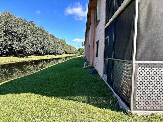 Building Photo - 215 Lakeview Dr