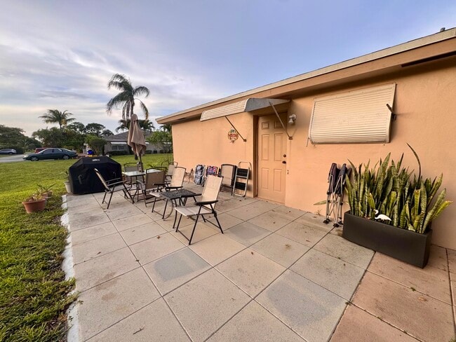Building Photo - 1252 Club Dr W
