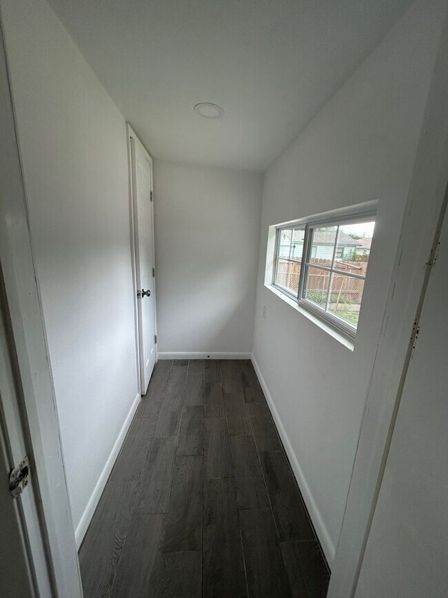 Building Photo - Charming 4 Bed, 3 Bath Home + Bonus 1 Bed/1 Bath Casita!