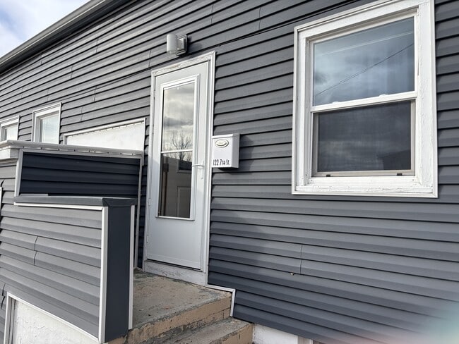 Building Photo - 122 7th St