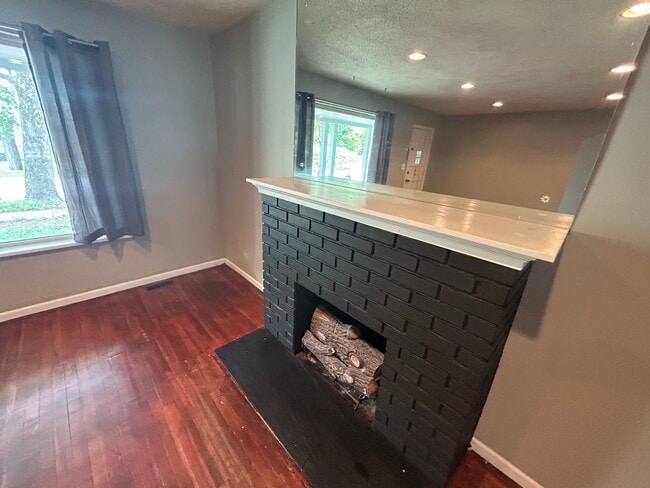 Building Photo - 5420 E 1st St N