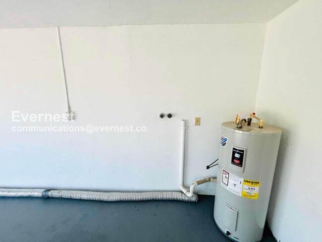 Building Photo - 2127 Erin Dr