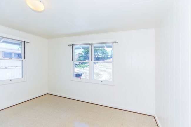 Building Photo - Waiola - upstairs 1 bedroom with 1 parking - window air conditioner in bedroom..