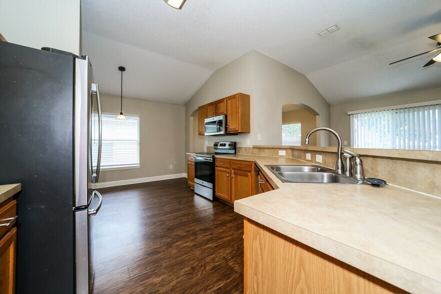 Building Photo - 2631 Creek Ridge Dr