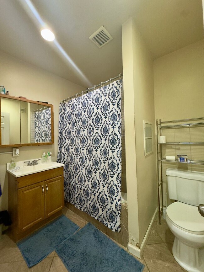Building Photo - Charming 2 Bedroom/1.5 Bathroom Townhome in Highlandtown, MD!