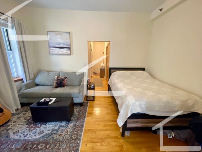 Building Photo - 9/1 Spacious Cleveland Circle area Studio w/balcony!