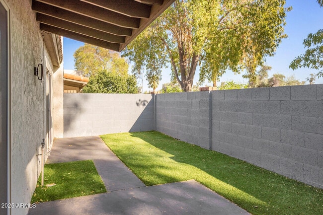 Building Photo - 2839 E Montecito Ave