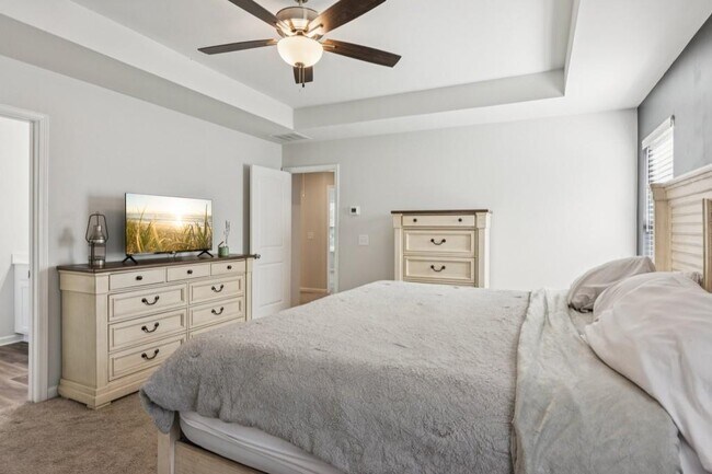 Building Photo - 566 Skye Dr