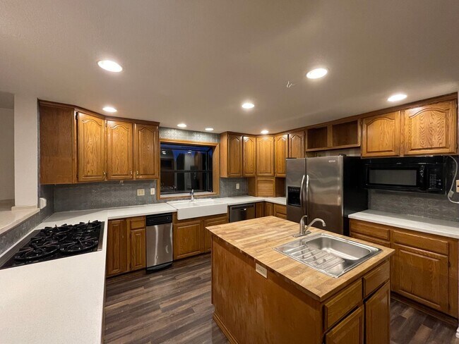 Building Photo - Luxurious 4-Bedroom Retreat with Mount Rai...