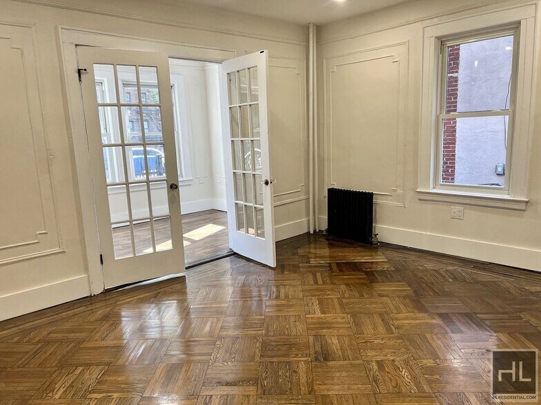 Building Photo - 4BR 1BA Floor Through Classic 7 w/ Parking...