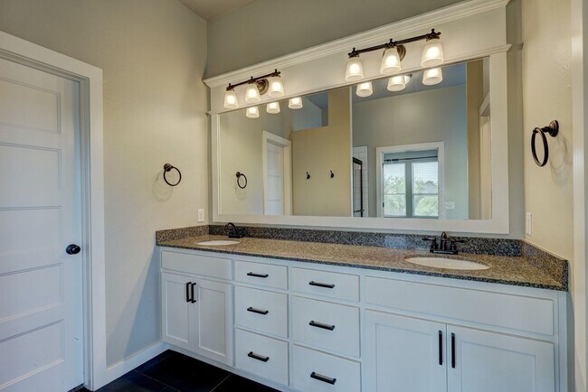 Building Photo - Desirable Home In Valencia Park!