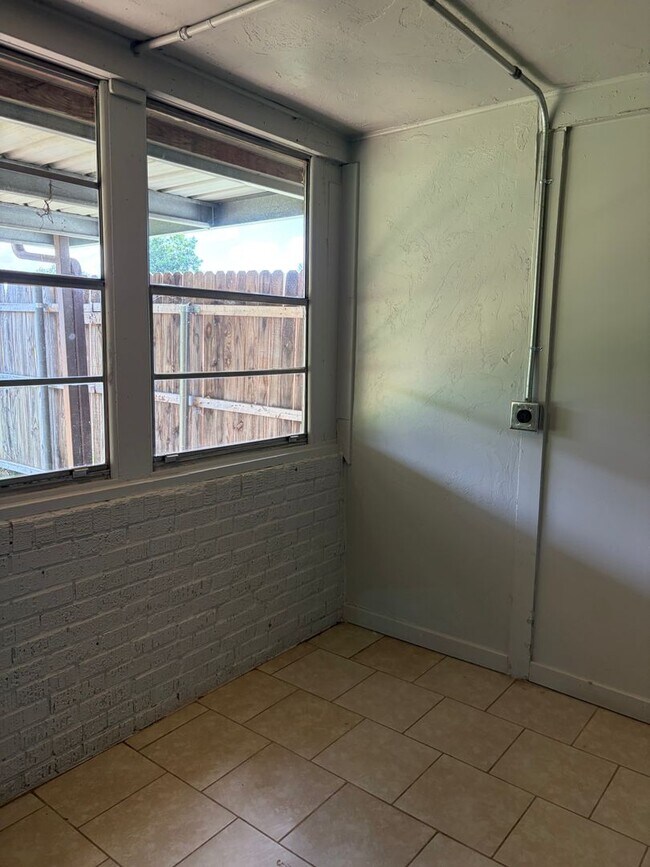 Building Photo - Nice size 2 bedroom for rent