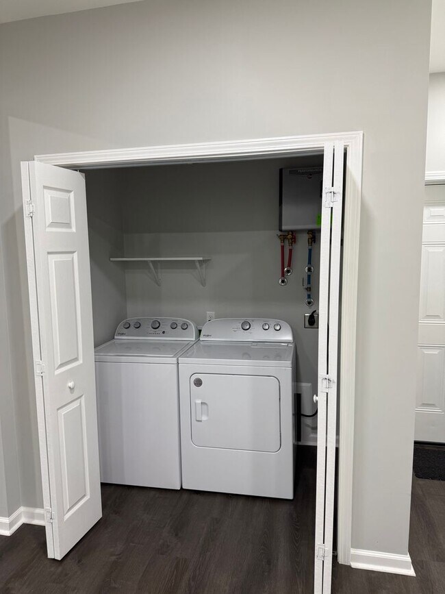 Building Photo - 1 Bed/1 Bath Apartment (Upstairs)