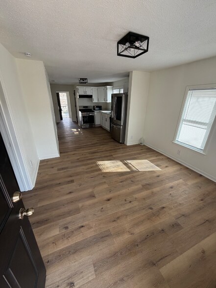 Building Photo - 625 N Main St