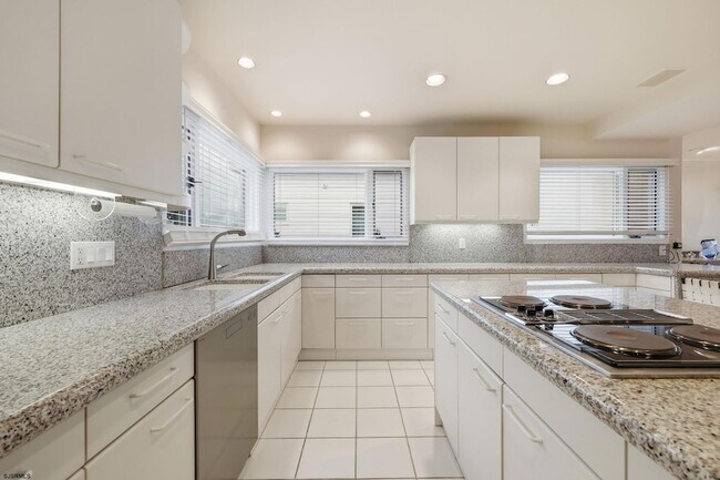 Building Photo - 119 S 11th Ave