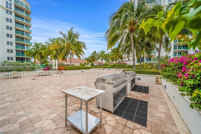 Building Photo - 20000 E Country Club Dr