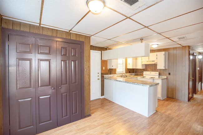 Building Photo - 1805 Oriole Dr