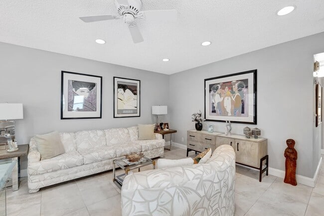 Building Photo - 422 Normandy Ln