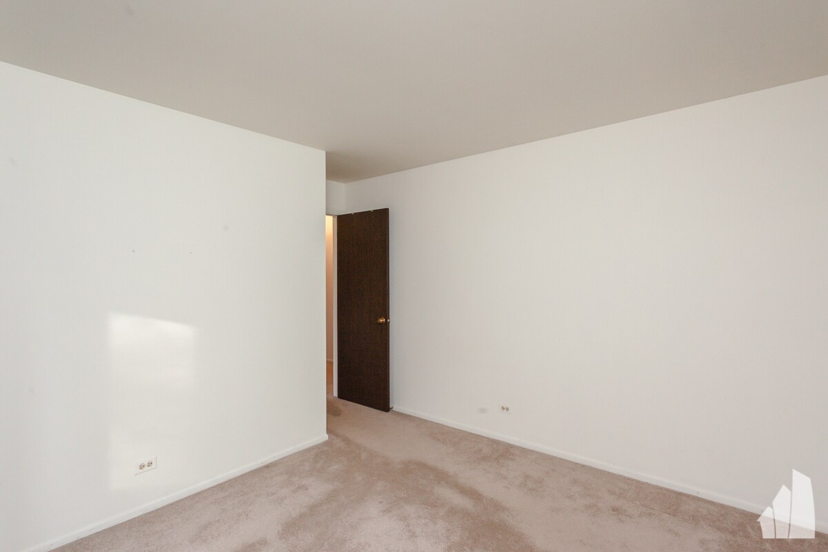 Building Photo - 2630 Northampton Dr