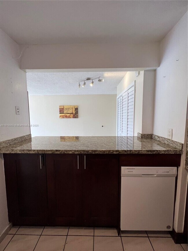 Building Photo - 8887 Fontainebleau Blvd