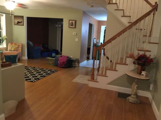 Building Photo - Beautiful 4 Bedroom house in Marlborough!