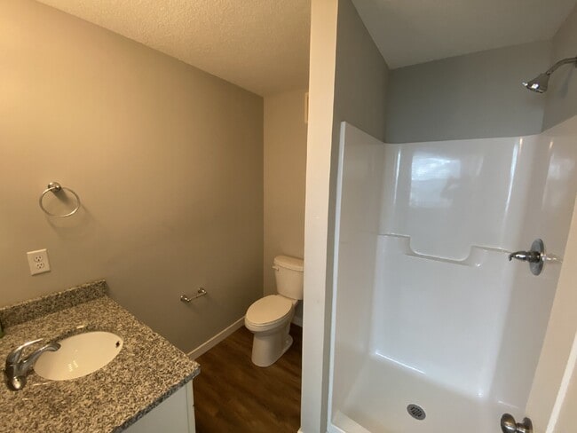 Building Photo - Modern Comfort Meets Urban Convenience in Longfellow!