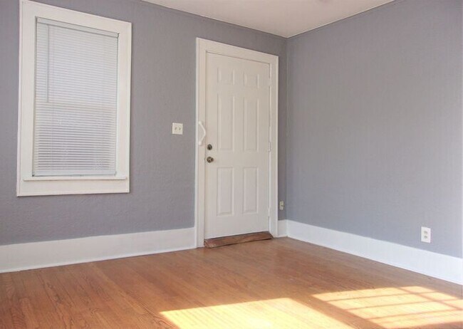 Building Photo - 1 BED 1 BATH 1 CAR DETACHED GARAGE CRESTWO...