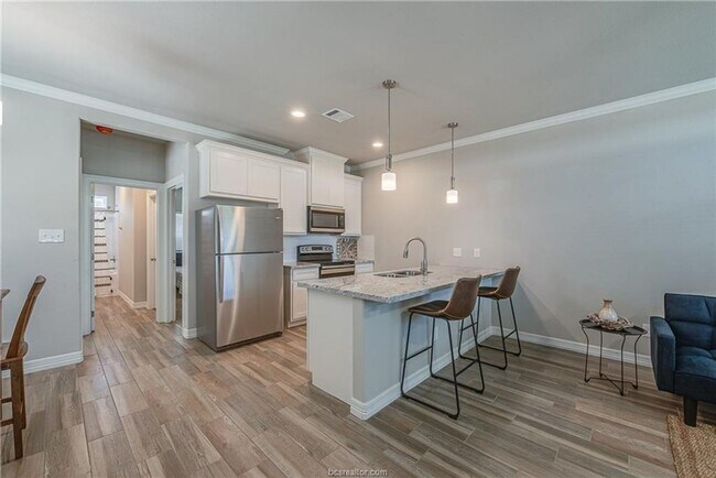 Building Photo - STUNNING 4bed/4bath House Close to Campus!!