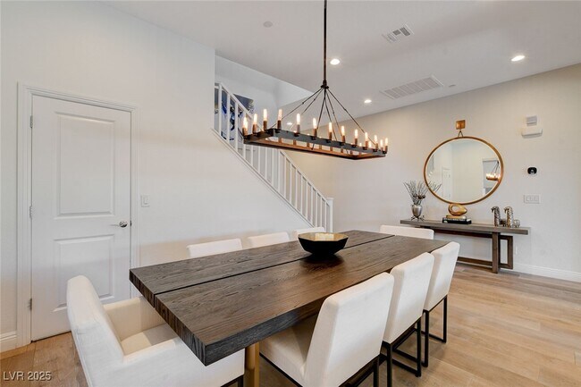 Building Photo - 2567 Speyburn Ave