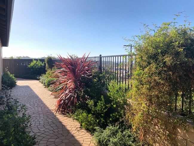 Building Photo - Stunning 4-Bedroom Home in the Desirable G...