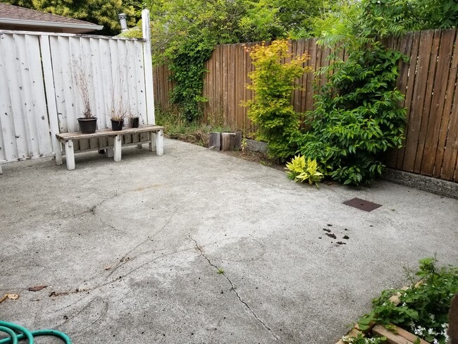 Building Photo - 606 Percival St SW