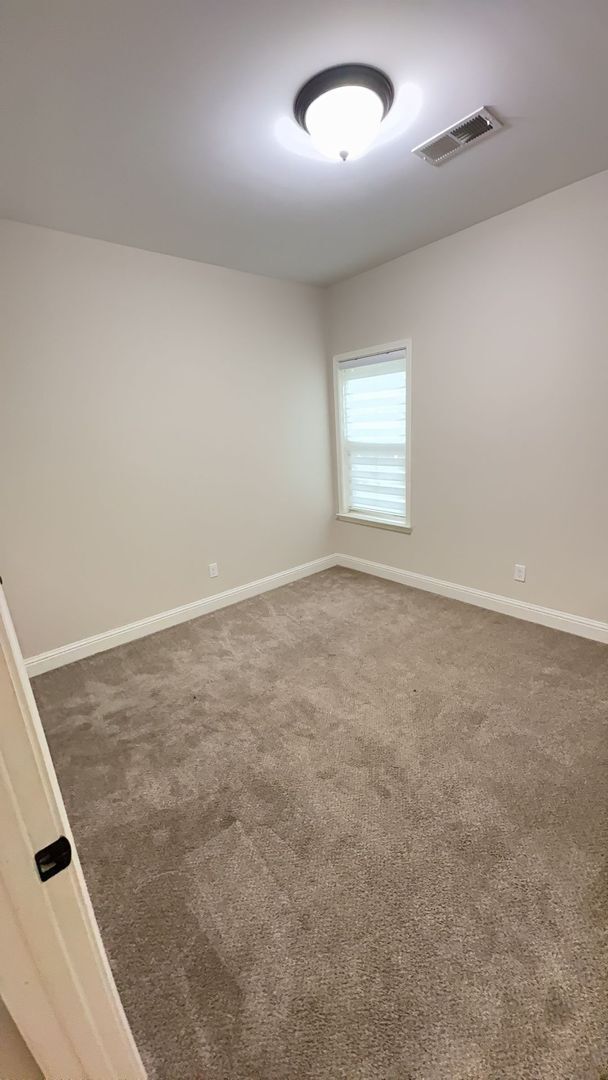 Building Photo - Nice 4 bedroom 2 bath home in the heart of...