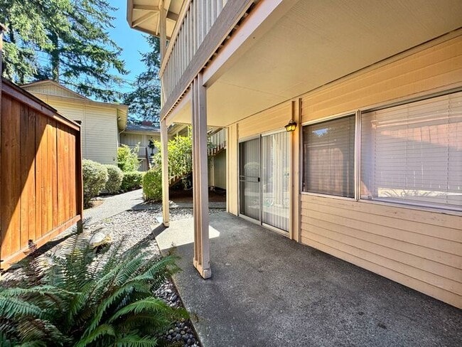 Building Photo - AVAILABLE NOW! Spacious 2 Bed, 1.5 Bathroo...