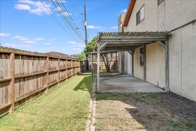 Building Photo - 11205 Willowood Creek Dr