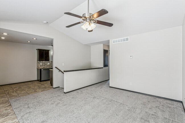 Building Photo - 318 Harvest Ln