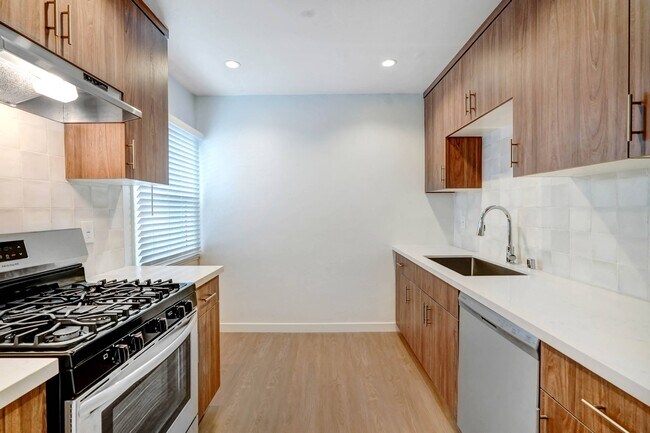 Interior Photo - 1844-1850 North Harvard