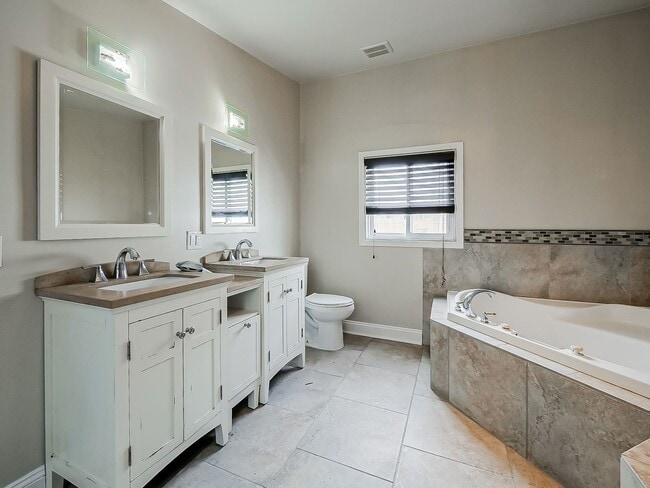 Building Photo - AVAILABLE NOW! Spacious 3-Bedroom Home with Functional Layout in Pontiac