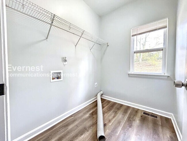 Building Photo - Fast-Track Savings /6 Bed, 3 Bath Home with Fenced Yard & Off-Street Parking / Pet-Friendly / Ava...