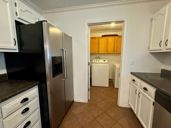 Building Photo - For Rent in St. Robert, MO – Spacious 4 Be...