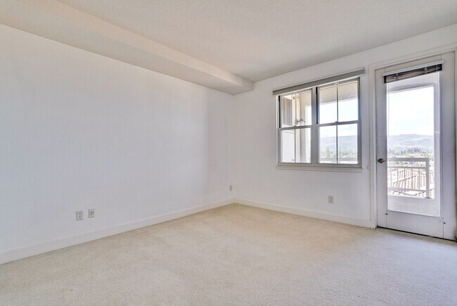 Building Photo - Large 2BR/2BA Condo with Spacious Balcony ...